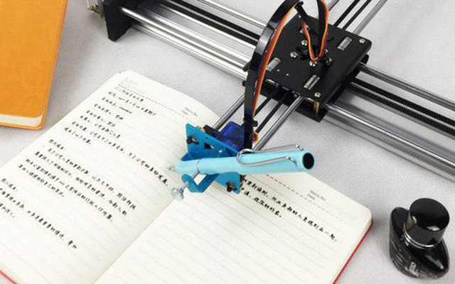 Học sinh Trung Quốc thi nhau mua robot giả chữ viết tay về làm bài tập cho nhàn